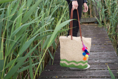 Dámska taška zo syntetickej rafie Kbas so strapcami zelená