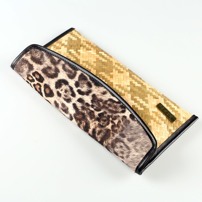 Listová kabelka cez rameno Kbas z palmovej slamy s potlačou leopard hnedá