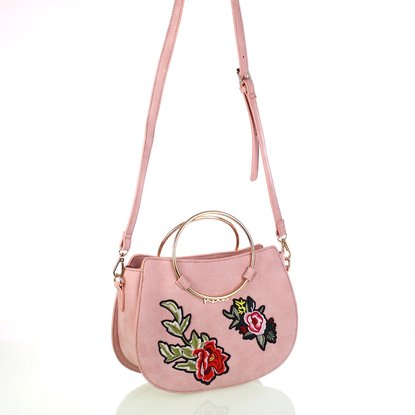 Dámska koženková taška cez rameno s kvetinovými nášivkami Kbas ružová 346809RS