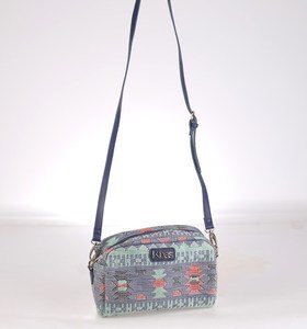 Dámska kabelka cez rameno zo syntetickej rafie Kbas s etno vzorom modrá